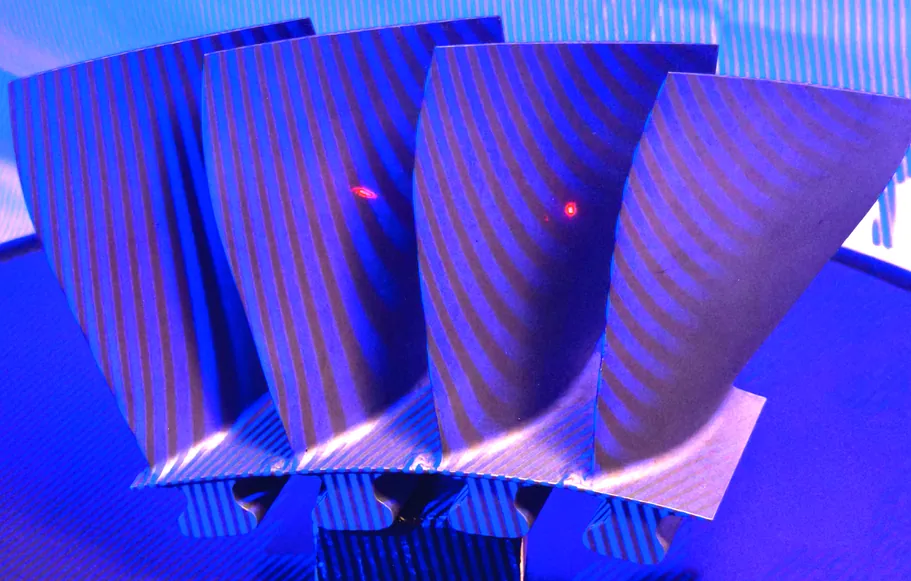 3D-Scannen von Turbinenschaufeln mit blauem Streifenlicht zur präzisen Erfassung der Bauteilgeometrie