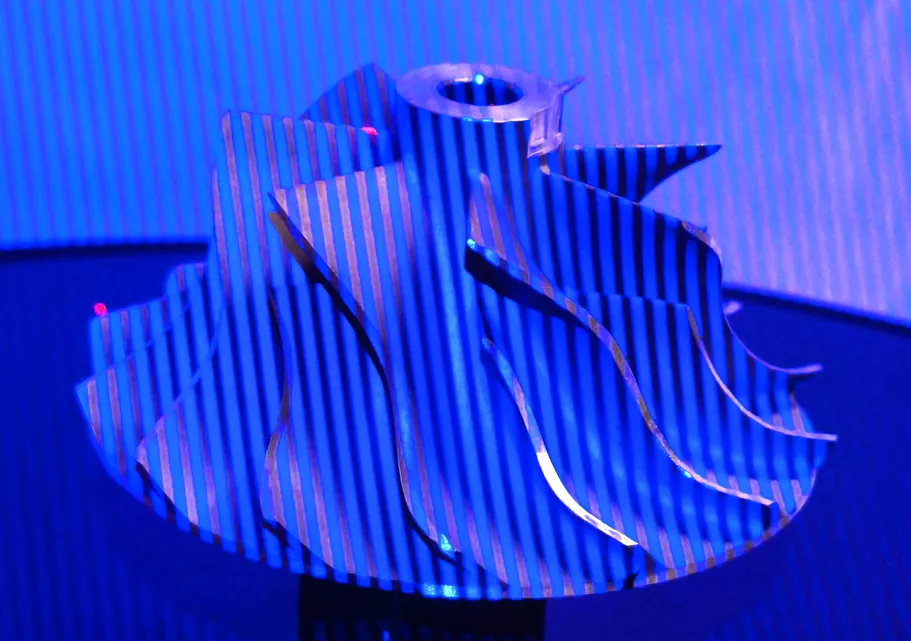3D-Scannen eines Turbinenlaufrads mit blauem Streifenlicht zur präzisen Erfassung der komplexen Schaufelgeometrie